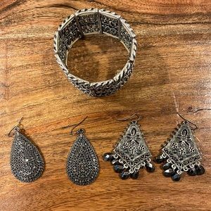 Marlyn Schiff bohemian stretch bracelet and matching earrings set